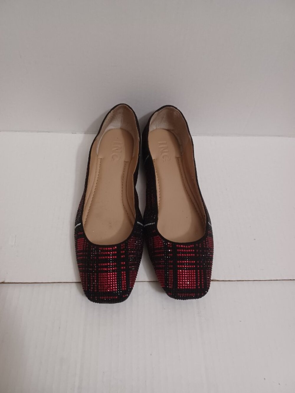 I.N.C INTERNATIONAL CONCEPTS JUNEY FLATS RED BLACK EMBELLISHED RHINESTONE SIZE 7